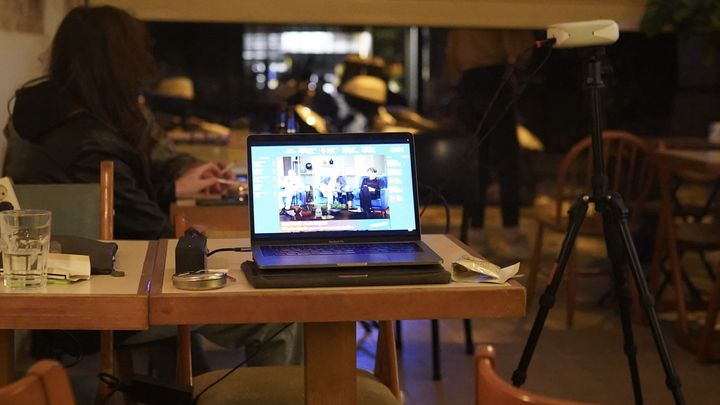 Pour suivre les résultats des élections du 14 mai en direct, le patron de ce café d'Istanbul (Turquie) a installé un projecteur. (PIERRE-LOUIS CARON / FRANCEINFO)