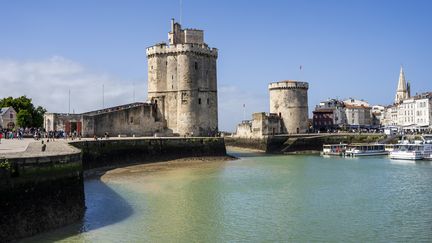 Tour Saint-Nicolas datant du XIVe siècle à l'entrée du vieux port de La Rochelle, photographiée le 2 août 2023. (ANTOINE BOUREAU / HANS LUCAS / AFP)