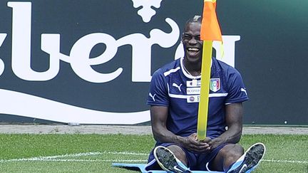 D&eacute;contraction et humoiur subtile au menu de l'entra&icirc;nement du footballeur italien Mario Balotelli &agrave; Cracovie (Pologne), le 20 juin 2012. (EPA / MAXPPP)