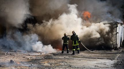 Des sauveteurs travaillant à éteindre un incendie suite à une attaque de missile dans la région d'Odessa, en Ukraine, le 26 août 2024. (UKRAINIAN EMERGENCY SERVICE / AFP)