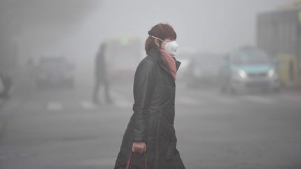 Depuis lundi 19 décembre, la ville de Tianjin a mis en place la circulation alternée et fermée des routes pour lutter contre la pollution&nbsp;atmosphérique.&nbsp; (LI XIAOFEI / IMAGINECHINA)