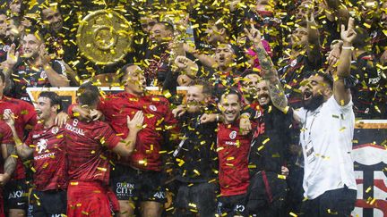 Les joueurs du Stade Toulousain fêtent leur victoire le 25 juin 2021 contre le Stade Rochelais, au Stade de France (Saint-Denis), qui leur vaut d'être champions d'Europe pour la 5e fois. (ALEXIS SCIARD / MAXPPP)