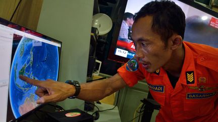 Un responsable des secours indon&eacute;siens montre l'endroit approximatif o&ugrave; le vol QZ8501 de la compagnie AirAsia a disparu, le 28 d&eacute;cembre 2014. (SUTANTA ADITYA / AFP)