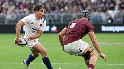 Antoine Dupont lors du&nbsp;test-match du XV de France face à la Géorgie, le 14 novembre 2021 à Bordeaux. (ROMAIN PERROCHEAU / AFP)