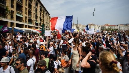 Des manifestants anti-pass sanitaire, le 24 juillet 2021 à Marseille (Bouches-du-Rhône). (CLEMENT MAHOUDEAU / AFP)