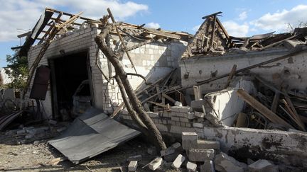 Un garage détruit par une frappe russe à Obukhivka, dans la région de Dnipropetrovsk, en Ukraine, le 18 octobre 2023. (MYKOLA MIAKSHYKOV / NURPHOTO / AFP)