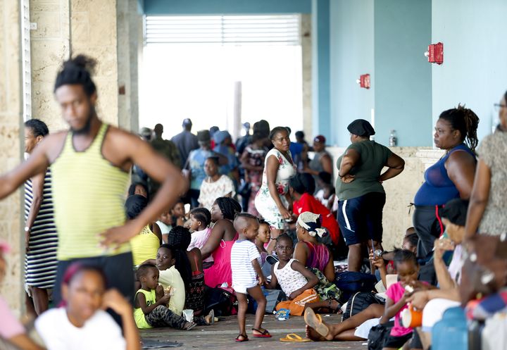 Des résidents de Marsh Harbor attendent à l'aéroport international Leonard M. Thompson alors qu'ils tentent&nbsp;de quitter les îles Abacos&nbsp;le 5 septembre 2019, aux Bahamas. (JOSE JIMENEZ / GETTY IMAGES SOUTH AMERICA)