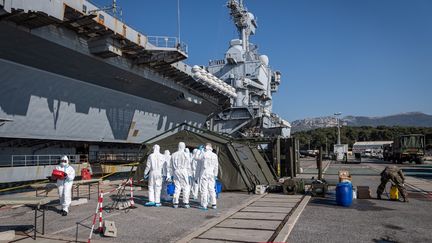 Des équipes se préparent à désinfecter le porte-avions "Charles-de-Gaulle", le 12 avril 2020 à Toulon (Var). (BENOIT EMILE / MARINE NATIONALE)