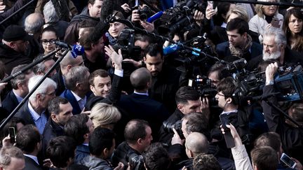 Le bain de foule d'Emmanuel Macron lors de sa venue à&nbsp;Villers-Cotterêts, le 17 mars dernier. (MAXPPP)