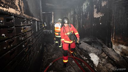 Les pompiers de Paris interviennent lors d'un incendie mortel rue de Nemours, dans le 11e arrondissement, le 22 juin 2019. (PLY KARIM / POMPIERS DE PARIS)