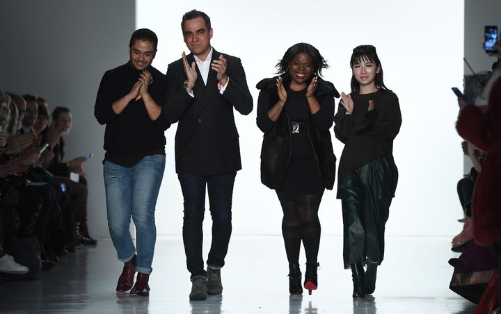 Bibhu Mohapatra a emmené avec lui sur le podium trois de ses collaborateurs, dont le designer d'origine guatémaltèque David Valencia, février 2017 à la semaine de la mode de New York
 (Angela Weiss / AFP)