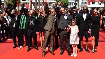 L'équipe du film d'animation "Zombillénium", réalisé par Arthur de Pins et Alexis Ducord, est apparue sur le tapis rouge en mode rock'n'roll, imitant les cornes du diable. 
 (Alberto Pizzoli / AFP)