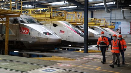 Des techniciens de la SNCF, le 14 mai 2020 à Châtillon (Hauts-de-Seine). (LUDOVIC MARIN / AFP)