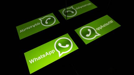 Le logo WhatsApp. (LIONEL BONAVENTURE / AFP)