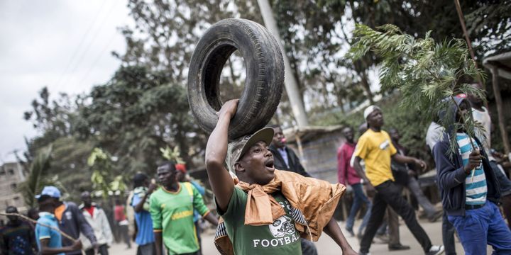 Un supporter de l'opposition à Nairobi lors d'une manifestation pour contester les résultats partiels, le 9 août 2017. (LUIS TATO / AFP)