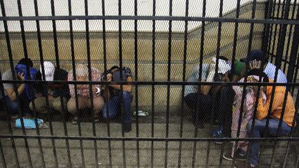 Huit hommes arr&ecirc;t&eacute;s en Egypte pour "d&eacute;bauche homosexuelle", pendant leur proc&egrave;s au Caire, le 1 novembre 2014. ( AFP)