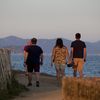 Des vacanciers du camping se promènent le soir à&nbsp;La Londe-les-Maures, dans le Var, le 13 juin 2021. (THIBAUT DURAND / HANS LUCAS / AFP)