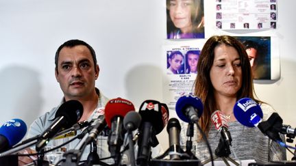 Joachim et Jennifer de Araujo, les parents de Maëlys, donnent une conférence de presse, à Villeurbanne (Rhône), &nbsp;le 28 septembre 2017.&nbsp;  (JEFF PACHOUD / AFP)