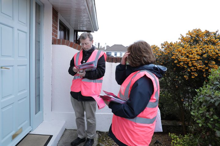 Félin Donelly et Kathryn Egan dans le quartier de Greenfields, à&nbsp;Galway, le 3 mai 2018. (ELISE LAMBERT/FRANCEINFO)