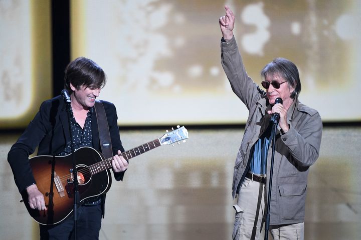 Thomas Dutronc interprète "Et moi et moi et moi" avec&nbsp;son père Jacques Dutronc à qui il vient de remettre une Victoire d'honneur, le 11 février 2022. (BERTRAND GUAY / AFP)