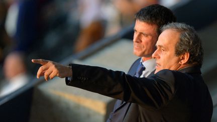 Manuel Valls et Michel Platini lors de la finale de la Ligue des champions, &agrave; Berlin (Allemagne), le 6 juin 2015. (THOMAS EISENHUTH / DPA / AFP)