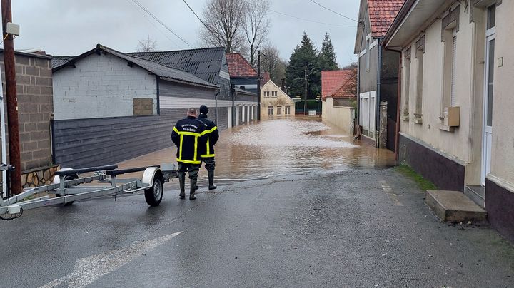 Une rue inondée à Bourthes (Pas-de-Calais), le 2 janvier 2024. (FABIEN MAGNENOU / FRANCEINFO)