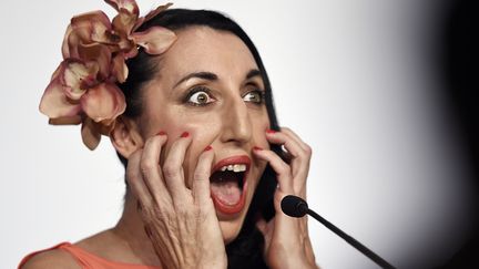 Mais qu'est-ce qui peut bien effrayer &agrave; ce point l'Espagnole&nbsp;Rossy de Palma en conf&eacute;rence de presse, le 13 mai 2015 ? (LOIC VENANCE / AFP)