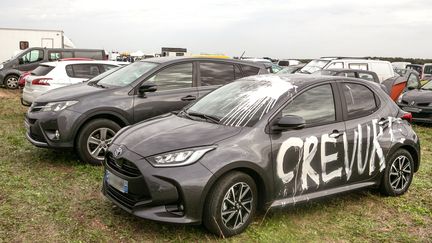 Une inscription insultante sur la voiture empruntée par les écologistes Yannick Jadot et&nbsp;Charles Fournier pour se rendre sur le site d'une manifestation à Sainte-Soline (Deux-Sèvres), le 29 octobre 2022. (THIERRY OLIVIER / HANS LUCAS / AFP)