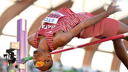 Le sauteur en hauteur Mutaz Barshim, sacré champion du monde, le 18 juillet 2022, à Eugene (Etats-Unis). (ANDREJ ISAKOVIC / AFP)