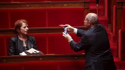 Un député prend en photo sa collègue dans l'hémicycle de l'Assemblée nationale lors de la rentrée parlementaire, le 26 juin 2012.&nbsp; (DENIS ALLARD / REA)