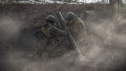 Des soldats ukrainiens dans le Donbass (Ukraine), le 2 décembre 2022. (NARCISO CONTRERAS / ANADOLU AGENCY / AFP)