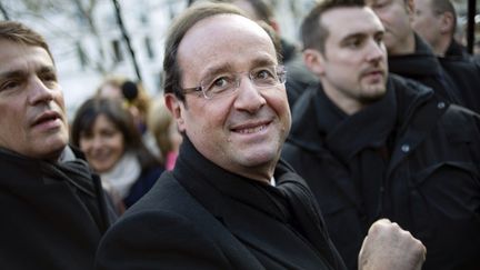 Le candidat socialiste Fran&ccedil;ois Hollande dans le XIe arrondissement de Paris, le 19 f&eacute;vrier 2012. (FRED DUFOUR / AFP)