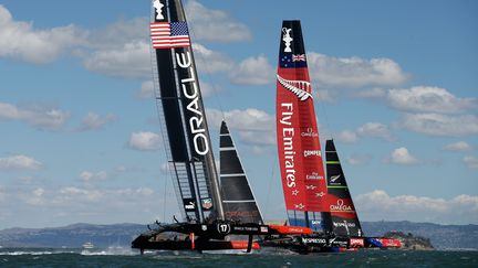 "Team USA" (G) et "Team New Zealand" (D) s'affrontent lors de la derni&egrave;re r&eacute;gate de la Coupe de l'America, le 25 septembre 2013, &agrave; San Francisco (Californie). (EZRA SHAW / GETTY IMAGES)