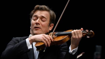 Le violonniste&nbsp;Renaud Capuçon à la TSR (Télévision publique suisse)&nbsp; à Lausanne (Suisse), le 5 mars 2020. (FABRICE COFFRINI / AFP)