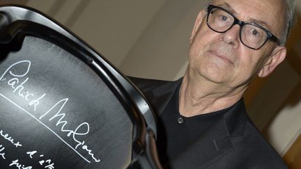 Patrick Modiano pose avec sa chaise signée à l'Académie suédoise
 (JANERIK HENRIKSSON / TT NEWS AGENCY / AFP)