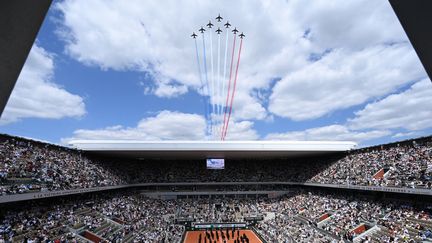 La Patrouille de France survole le court Philippe-Chatrier avant la finale messieurs entre Carlos Alcaraz et Alexander Zverev. (BERTRAND GUAY / AFP)