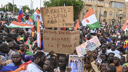 Manifestation en soutien aux putschistes au Niger, à Niamey, le 20 août 2023. (AFP)