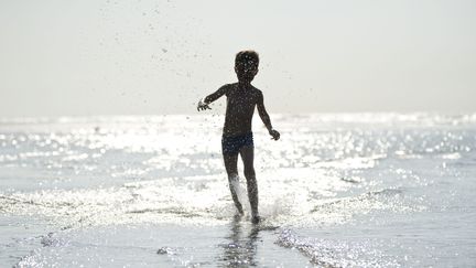 Un enfant joue sur la plage, en plein été (photo d'illustration). (MAXPPP)