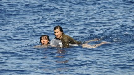 Deux marins vietnamiens nagent vers le port de Papeete (Polyn&eacute;sie fran&ccedil;aise) apr&egrave;s avoir fui de leur navire ta&iuml;wanais, le 8 ao&ucirc;t 2013.&nbsp; ( AFP )