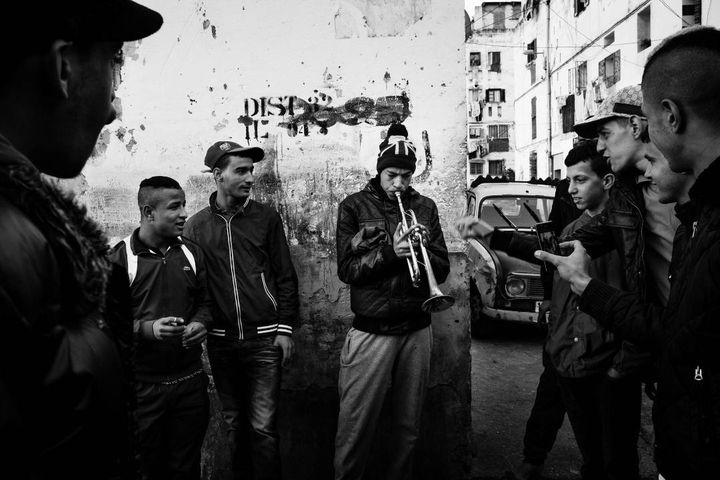 Photo en noir et blanc d'un groupe de jeunes (Romain Laurendeau)