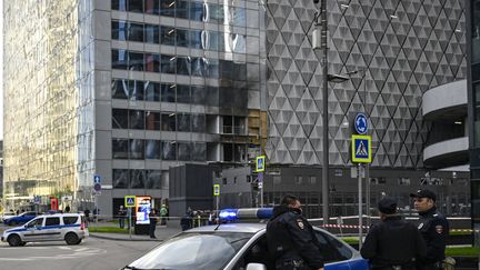 Des policiers filtrent la circulation devant un immeuble incendié du quartier d'affaires principal de Moscou (Russie), après une attaque de drones le 30 juillet 2023. (ALEXANDER NEMENOV / AFP)