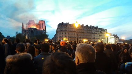 Des milliers de Parisiens ont assisté, impuissants, à l'incendie de la cathédrale. (SANDRINE ETOA-ANDEGUE / RADIO FRANCE)