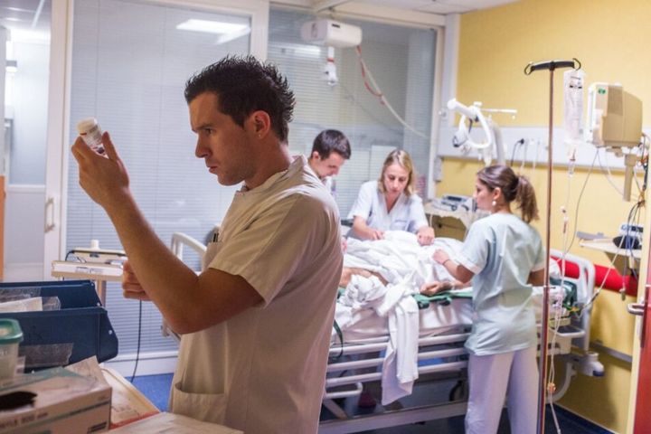 Prise en charge d'un patient présentant des symptômes d'AVC, préparation à la thrombolyse Actilyse, au CHU de Bordeaux, en octobre 2014. (BURGER / PHANIE / AFP)