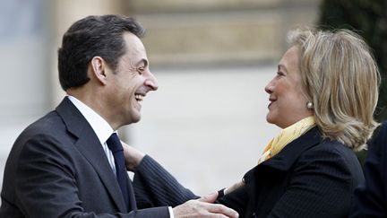 &nbsp; (Nicolas Sarkozy et Hillary Clinton se sont rencontrés à de multiples reprises © REUTERS | Charles Platiau)