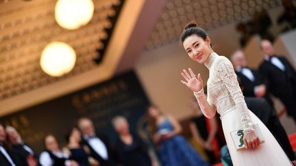 L'actrice chinoise Wang Likun salue la foule avant d'assister à la projection du drame égyptien Yomeddine
 (Alberto PIZZOLI / AFP)