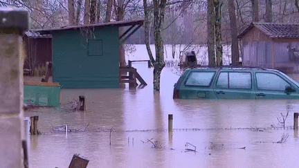 Les pluies ont fait monter le niveau des cours d'eau à Saint-Maixent-l'École, dans les Deux-Sèvres, vendredi 23 février. De nouvelles pluies sont attendues durant le week-end. (France 2)