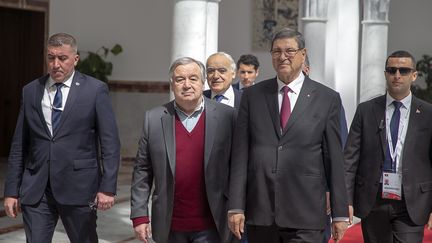 Le Secrétaire général de l'ONU, Antonio Guterres (au centre à gauche), accueilli par le conseiller politique du président tunisien, Habib Essid (au centre à droite) à l'aéroport international de Carthage pour assister au sommet de la Ligue arabe le 30 mars 2019 à Tunis. (YASSINE GAIDI / ANADOLU AGENCY)