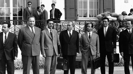 Signature des Accords d'Evian le 18 mars 1962, à l'Hôtel du Parc à Évian-les-Bains, France. (REPORTERS ASSOCIES / GAMMA-RAPHO / VIA GETTY IMAGES)