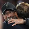 L'entraîneur de Liverpool, Jürgen Klopp (à gauche), embrasse son homologue du PSG, Thomas Tuchel, lors de la confrontation entre les deux clubs, en Angleterre, le 18 septembre 2018. (PAUL ELLIS / AFP)