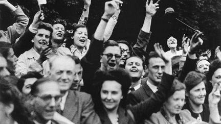 La foule en liesse lors de la Libération de Paris, le 25 août 1944 (AFP/STF)